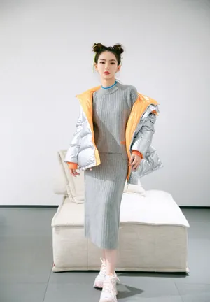 戚薇丸子头清新俏皮写真图片_3