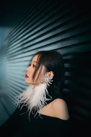 张靓颖冷艳红唇性感写真图片