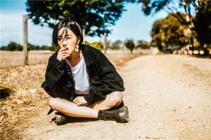 阚清子短发光影写真图片