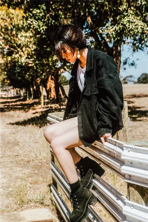 阚清子短发光影写真图片