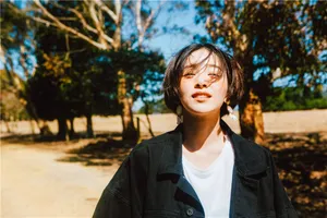 阚清子短发光影写真图片_2