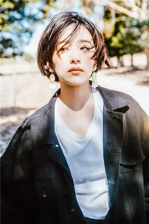 阚清子短发光影写真图片_3