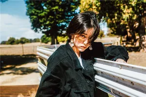 阚清子短发光影写真图片_4