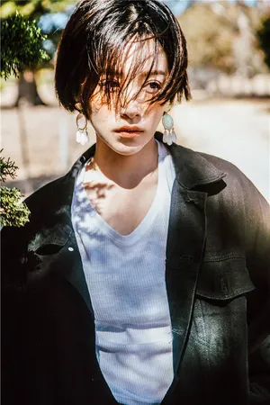 阚清子短发光影写真图片_5
