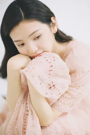 章若楠甜美元气写真图片_1