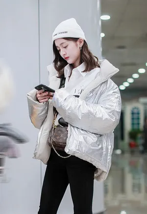 吴宣仪酷甜机场私服照图片