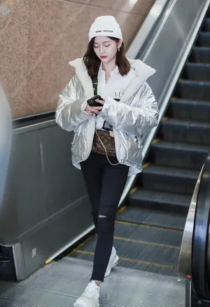吴宣仪酷甜机场私服照图片_2