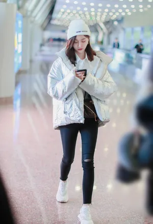 吴宣仪酷甜机场私服照图片_4