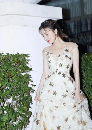 吴昕粉色亮片裙优雅写真图片_4