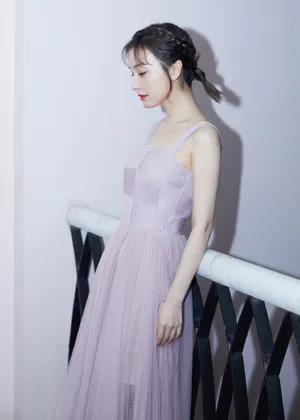 吴昕粉色亮片裙优雅写真图片_6