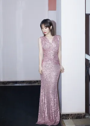 吴昕粉色亮片裙优雅写真图片_7