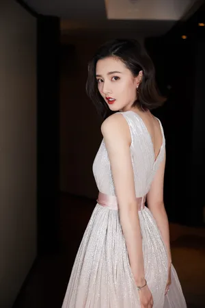 宋祖儿薄荷长裙优雅写真图片