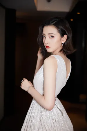 宋祖儿薄荷长裙优雅写真图片_5
