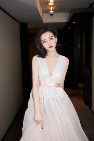 宋祖儿薄荷长裙优雅写真图片_6