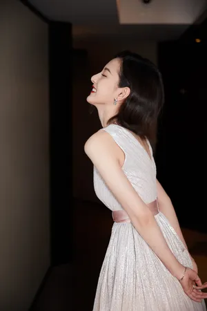 宋祖儿薄荷长裙优雅写真图片_7