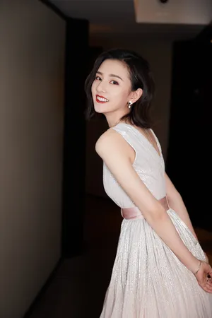宋祖儿薄荷长裙优雅写真图片_8