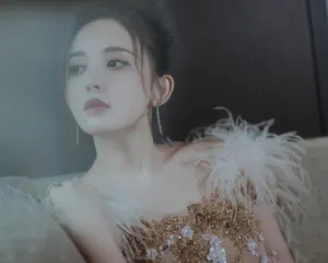 古力娜扎羽毛裙性感写真图片_2