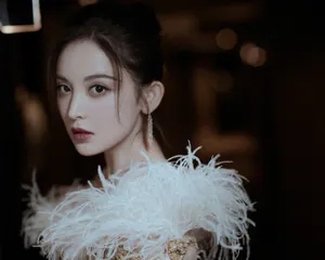 古力娜扎羽毛裙性感写真图片_6