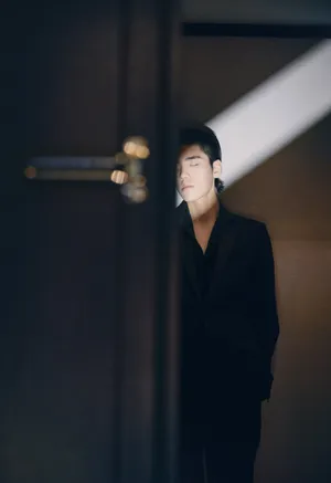 王子异明星慈善夜酷黑写真图片_3