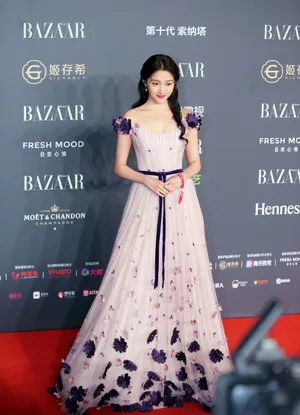 关晓彤鲜花裙明星慈善夜写真图片
