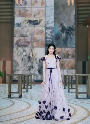 关晓彤鲜花裙明星慈善夜写真图片_4