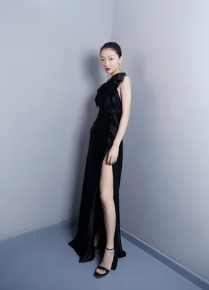 周冬雨黑色礼服长裙性感图片