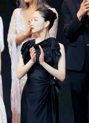 周冬雨黑色礼服长裙性感图片_8