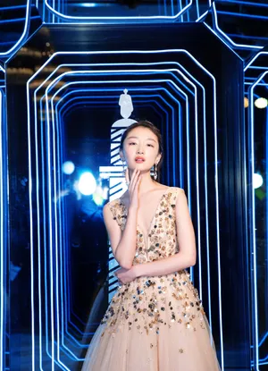 周冬雨深V礼服诱人性感活动照图片_2