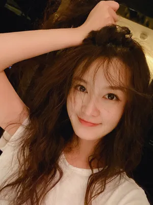李沁俏皮私服自拍照图片