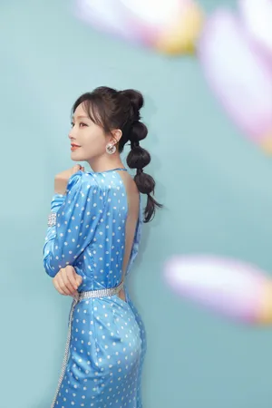 秦岚芭莎明星慈善夜性感图片