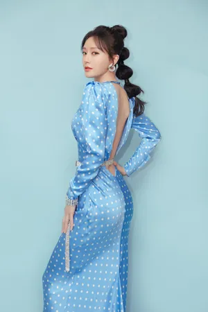 秦岚芭莎明星慈善夜性感图片