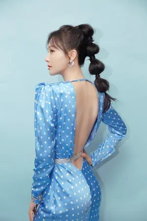 秦岚芭莎明星慈善夜性感图片_4