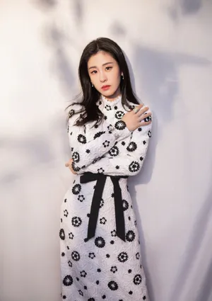 张碧晨芭莎明星慈善夜图片_3