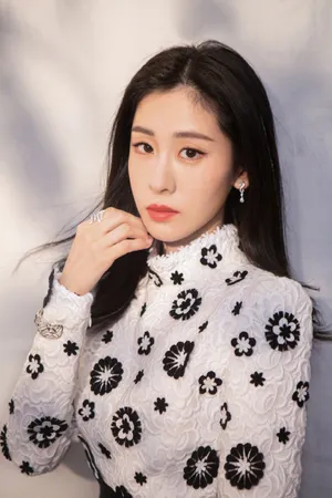张碧晨芭莎明星慈善夜图片_7