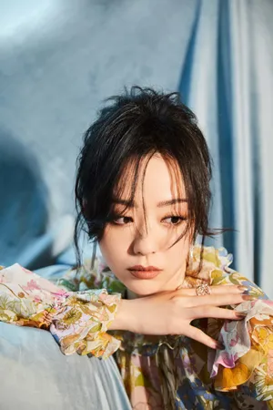 张靓颖炫彩光影写真图片