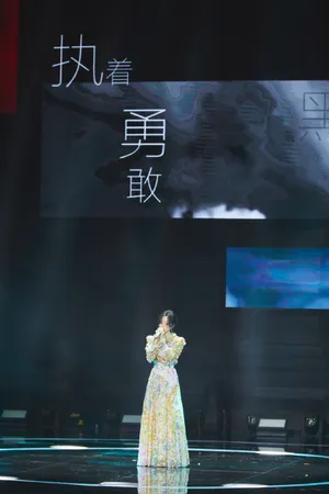 张靓颖炫彩光影写真图片_4