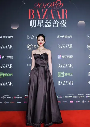 杨采钰芭莎明星慈善夜性感写真图片_4