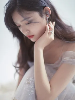 林允芭莎明星慈善夜性感图片_3