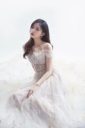 林允芭莎明星慈善夜性感图片_4