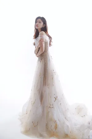 林允芭莎明星慈善夜性感图片_5