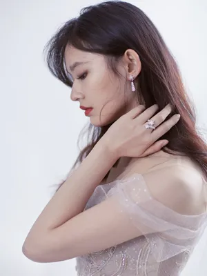 林允芭莎明星慈善夜性感图片_6