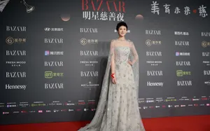 演员练练性感活动照图片