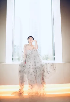 演员练练性感活动照图片_2