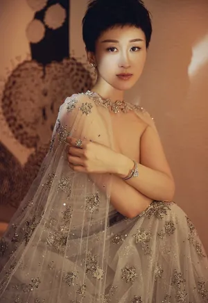 演员练练性感活动照图片_4