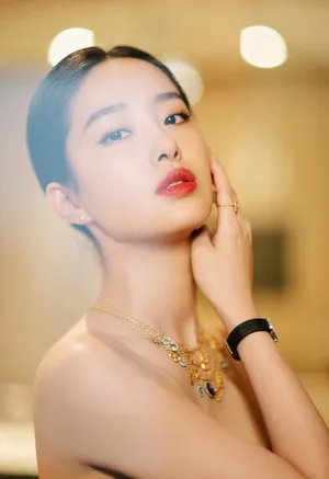 杨采钰芭莎明星慈善夜性感图片_4