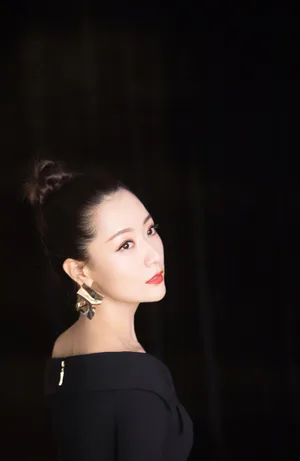 白冰一字肩性感大气写真图片_2