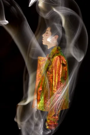 华晨宇金色夹克光影写真图片第1张