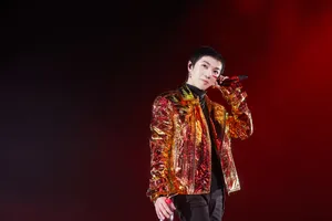 华晨宇金色夹克光影写真图片_4