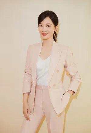 陈数粉色套装温润气质写真图片