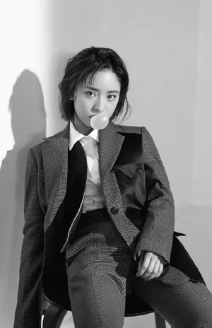 沈月甜美灵动时尚写着图片_1